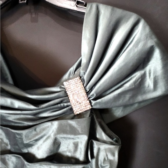 Ricky Freeman Teri Jon Ruched Mermaid  Evening Gown - Picture 7 of 8